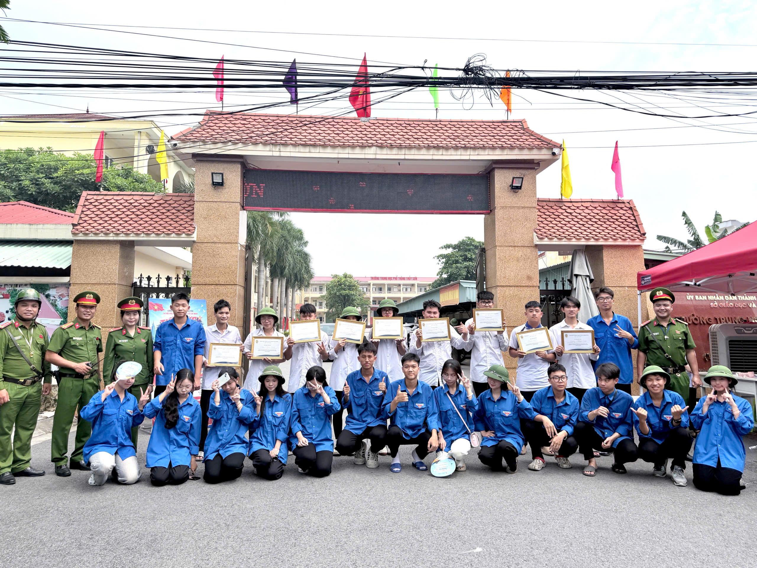 Trường THPT 25-10 gửi lời cảm ơn tới Công an thành phố Hải Phòng và Công an phường Thủy Nguyên